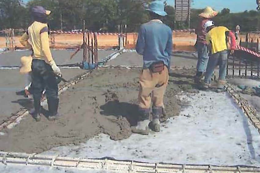 Laying cement sand protective screed